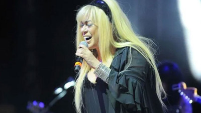 Ünlü şarkıcı hastaneye kaldırıldı: Antidepresanla intihar etmeye çalıştığı iddia edildi