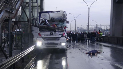 Üst geçitten atlayarak yaşamına son verdi, kazaya neden oldu