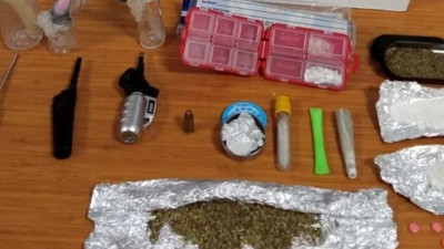 Uyuşturucu satıcısı okul önünde kıskıvrak yakalandı