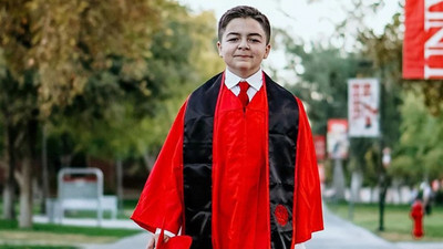 15 yaşındaki çocuk üniversiteden dereceyle mezun oldu