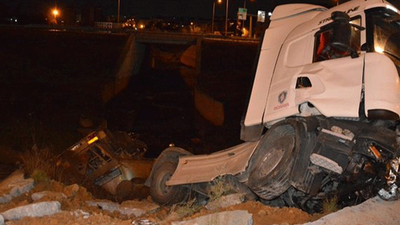 17 ton oksijen yüklü tanker dereye uçtu