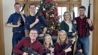 ABD’li kongre üyesinin tüfeklerle verdiği poz gündem oldu