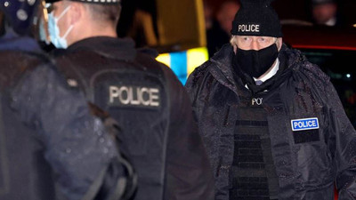 Boris Johnson, polis üniformasıyla uyuşturucu baskınına katıldı