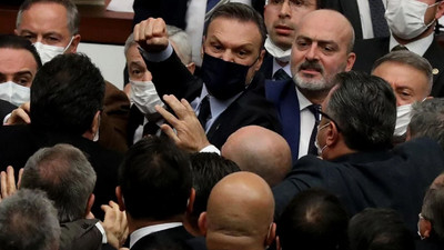 CHP'li Özel'in sözlerini beğenmeyen AKP'li vekil yumruk atmaya çalıştı