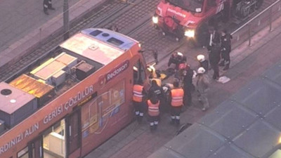 Eminönü'nde bir kişi tramvayın altında kaldı