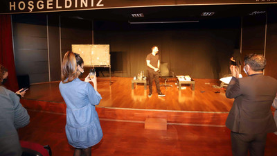 “Erkek Aklı – Oksimoron” adlı tiyatro oyunu Kartal’da sahnelendi