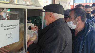 Halk Ekmek büfelerine akın ettiler: Yarım saatte 10 bin ekmek satıldı