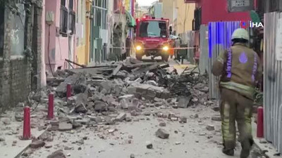 İstanbul'da bina çöktü!