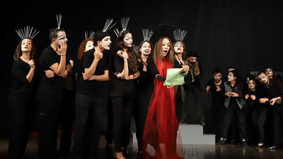 Kartal Belediye Tiyatrosu’nun sahneye koyduğu ‘Eşeğin Gölgesi’ oyununun galası yapıldı