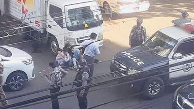 Myanmar’da askeri araç protestocuların arasına daldı!