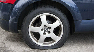 Tırnak makasıyla bin 500'ü aşkın lastiği patlattı