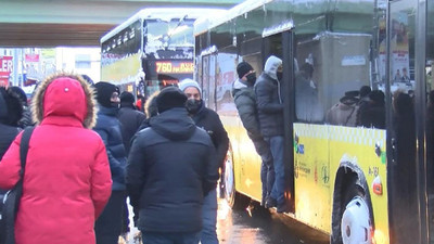Özel araçların trafiğe çıkması yasaklandı: Duraklarda yoğunluk oluştu