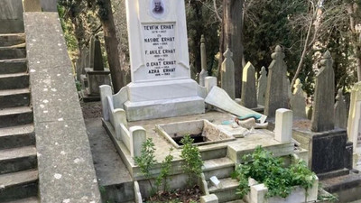 Azra Erhat'ın kabrine yine saldırdılar