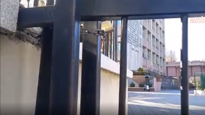 CHP'li milletvekilleri MEB'in önüne gitti: Kapı hala kilitli