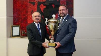 Çiğli Belediyesi'nin kazandığı Cumhurbaşkanlığı Kupası, CHP lideri Kılıçdaroğlu'na takdim edildi