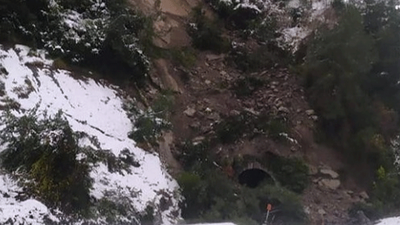 Heyelan nedeniyle tren seferleri iptal edildi 