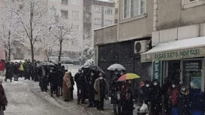 Kar altında ucuz ekmek kuyruğu