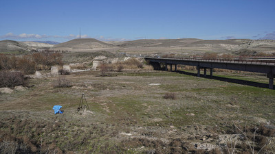 Köprünün resmi kararla yıkıldığını zannediyorlardı... Hurdacı çalmış