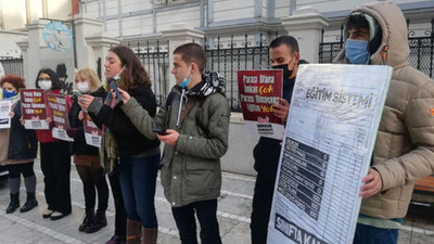 Öğrenciler MEB’e boş çantalarını atıp 'bu dönem de sınıfta kaldınız' dedi