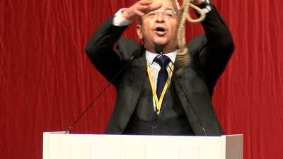 Taksicilerin seçiminde 'idam ipi' gerginliği: Kürsüden fırlattı