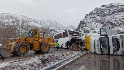 Yolcu otobüsü, kaza yapan TIR'a çarptı: Ölü ve yaralılar var