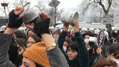 Ekonomik krizi protesto etmek için bir araya gelen kadınlara polis de engel olamadı