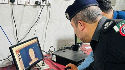 Erkek çocuk baskısı kafasına çivi çaktırdı!