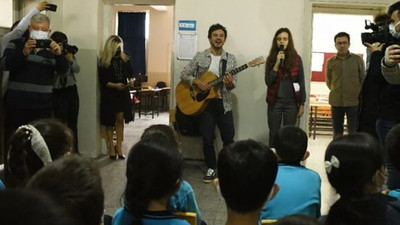 Görme engelli kızın en sevdiği şarkıcı olduğunu öğrenen Buray, soluğu okulda aldı