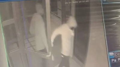 Hırsızlar uyanan çocuğu uyutup soyguna devam etti