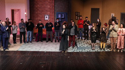 İBB Şehir Tiyatrosu'nun yeni oyunu Harbiye'yi salladı... Kahkaha tufanı koptu, oyun ayakta alkışlandı