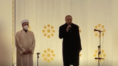 İktidar yanlısı yazarın 'Camide konuşmak mekruhtur' sözleri Erdoğan'ı hatırlattı