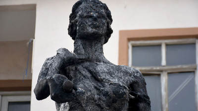 Kadın kıyafetleri giyip, başını örttü; Adalet Anıtı'nı yaktı