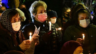 Kadınlar mumlarla sokağa çıktı, elektrik faturalarını ateşe verdi