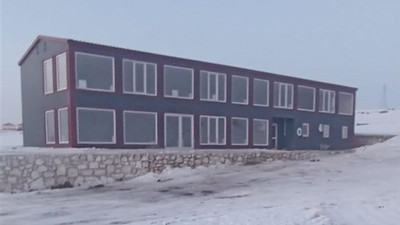 Kanalizasyonu olmayan evlerin karşısına kayak merkezi inşa ediliyor