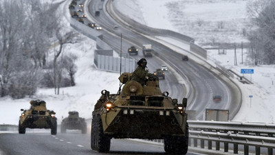 Korkutan açıklama: Rus askerleri Ukrayna üniformasıyla başkent Kiev'e ilerliyor