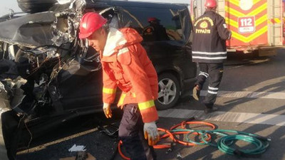 Minibüs, duran TIR’a çarptı: Ölü ve yaralılar var