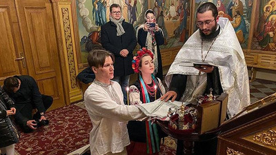 Savaşın ortasında siren sesleri eşliğinde evlendiler