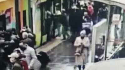 Tramvayda 'Gücün yaşlı adama mı yetiyor' diyerek vurdu