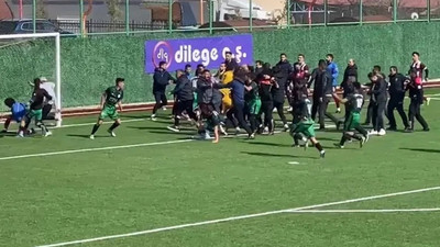 18 kırmızı kartın çıktığı maçta saha savaş alanına döndü!