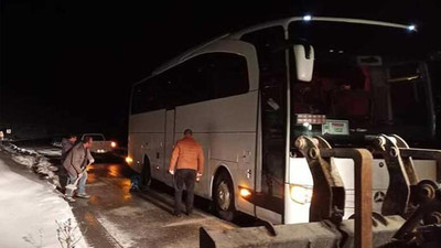 40 turisti taşıyan otobüs karda mahsur kaldı