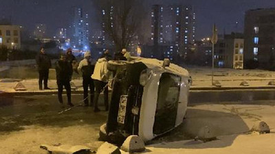 Başakşehir'de karda kayan araç takla attı: 2 yaralı