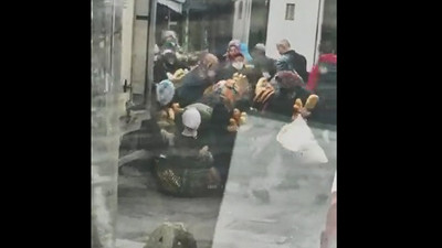 Bu da AKP'nin 'Varlık İzdihamı': Yurttaşlar ekmek için adeta birbirini yedi