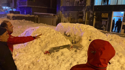 Çatıdan düşen kar kütlesi 3 aracı kullanılamaz hale getirdi