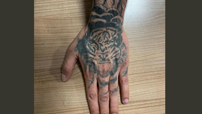 Elindeki dövme yüzünden yakayı ele verdi