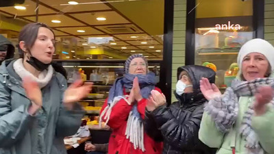 İstanbul’da bir çifte “Fazla yaklaşmayın” uyarısı yapan kafe kadınlar tarafından protesto edildi