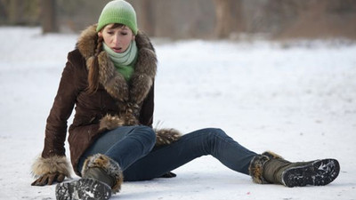 Karlı ve buzlu yolda yürümenin püf noktaları