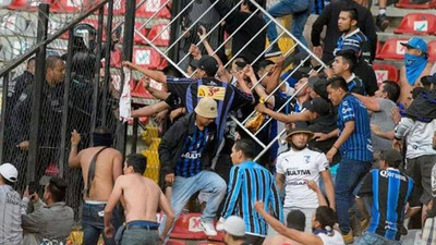 Meksika'da savaş gibi maç: 17 ölü