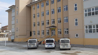 Okula tüfek ve tabancayla gelen öğrenci tutuklandı