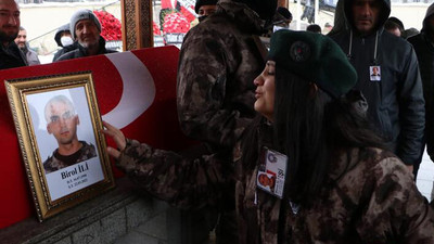 Şehit olan eşini, özel harekatçı kıyafetiyle uğurladı