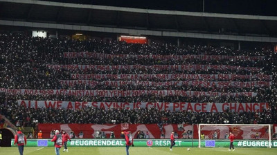 Sırp taraftarlardan Avrupa'yı sarsan pankartlar: ABD'nin savaşları